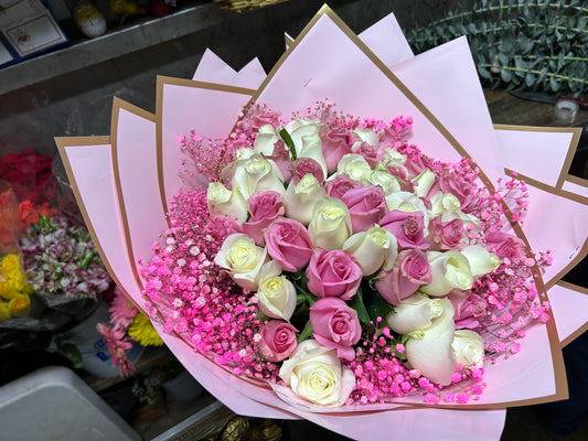 RAMO DE ROSAS BLANCAS Y ROSAS