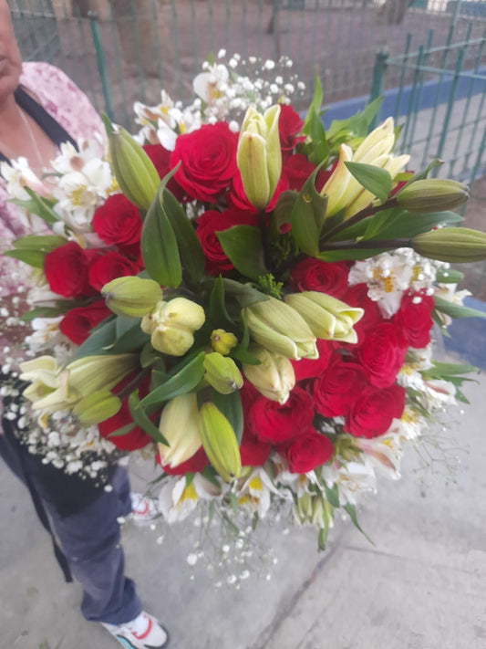 Ramo de Lilis y Rosas Rojas