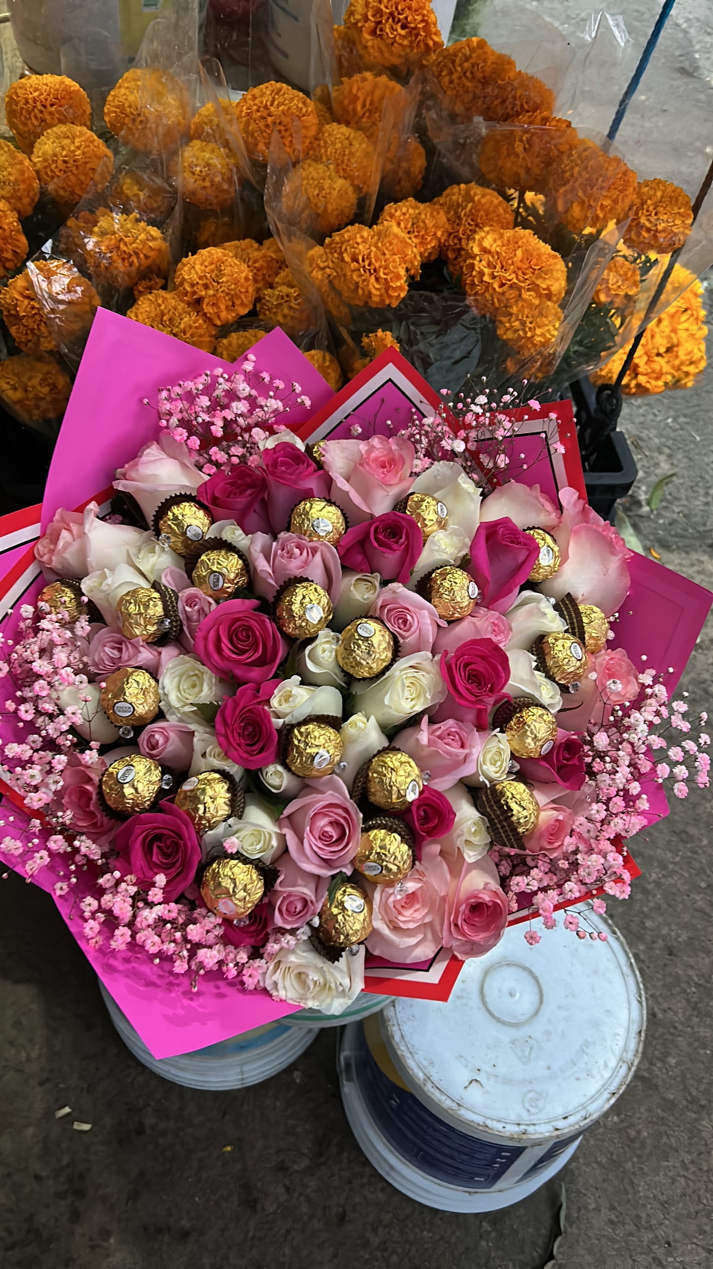 Ramo de 70 Rosas Y Chocolates Ferrero Rocher