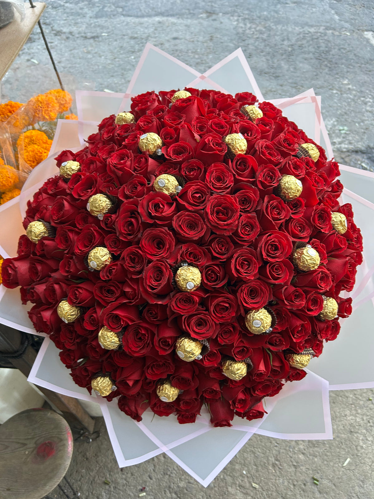 Ferrero Rocher Ramo Ramo de 200 Rosas Rojas Y Chocolates Ferrero Rocher – Floreria Lomas