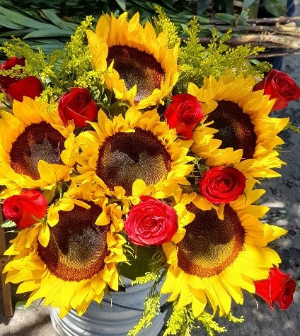 RAMO DE GIRASOLES Y ROSAS ROJAS.