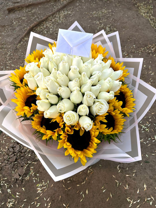 RAMO DE ROSAS BLANCAS Y GIRASOL